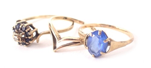 Three dress rings, comprising two