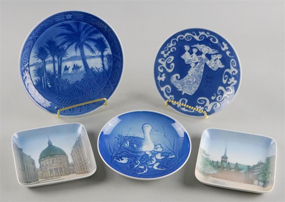 THREE DUTCH PORCELAIN BLUE AND