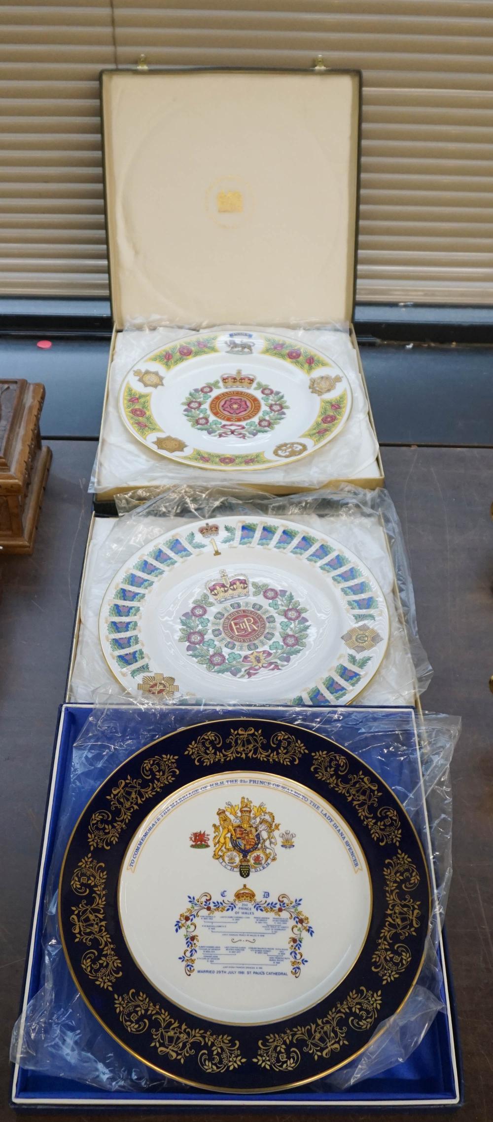 THREE ENGLISH PORCELAIN PLATES,