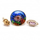 THREE GOLD JEWELRY ITEMS To in
