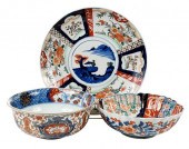 THREE IMARI PORCELAIN OBJECTSl