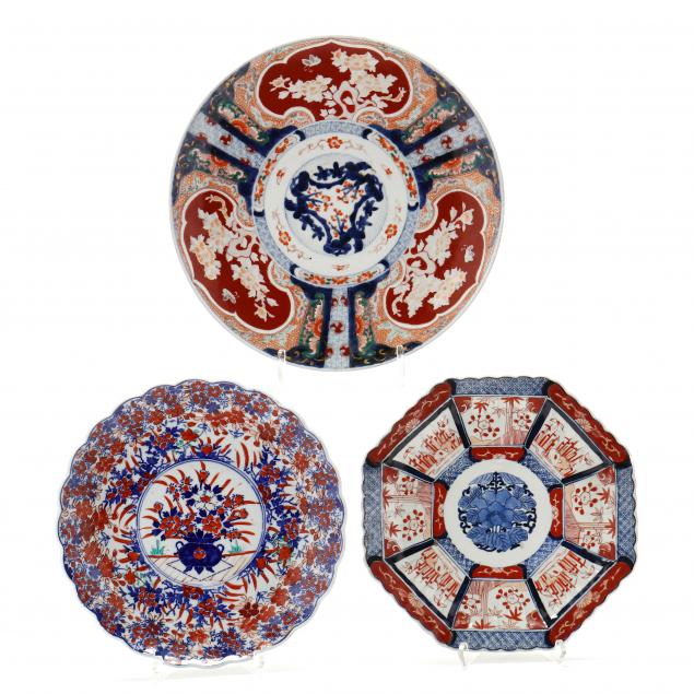 THREE JAPANESE IMARI PORCELAIN