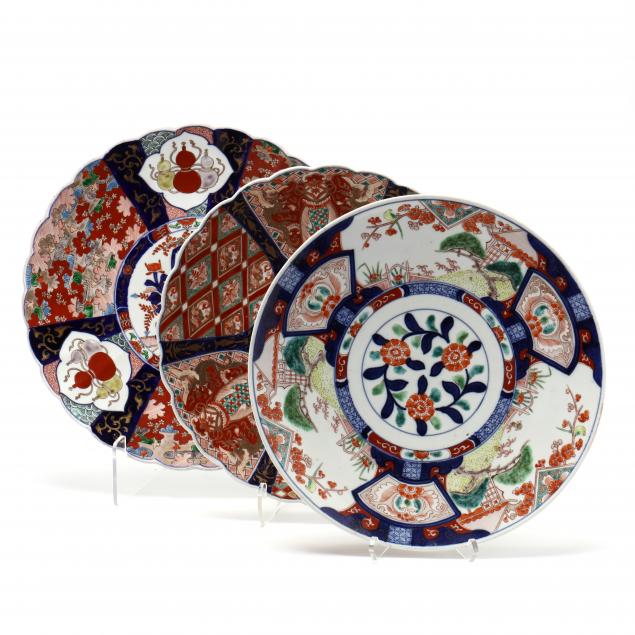 THREE JAPANESE IMARI PORCELAIN