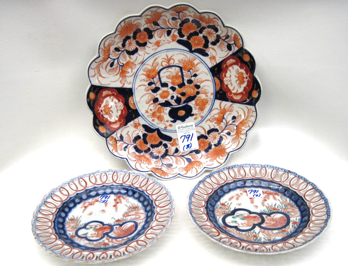 THREE JAPANESE IMARI PORCELAIN