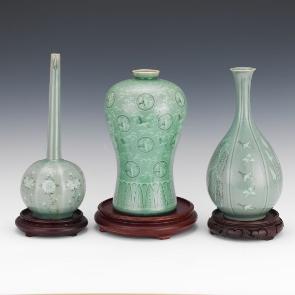 THREE KOREAN PORCELAIN VASES,