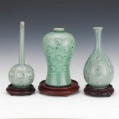 THREE KOREAN PORCELAIN VASES,