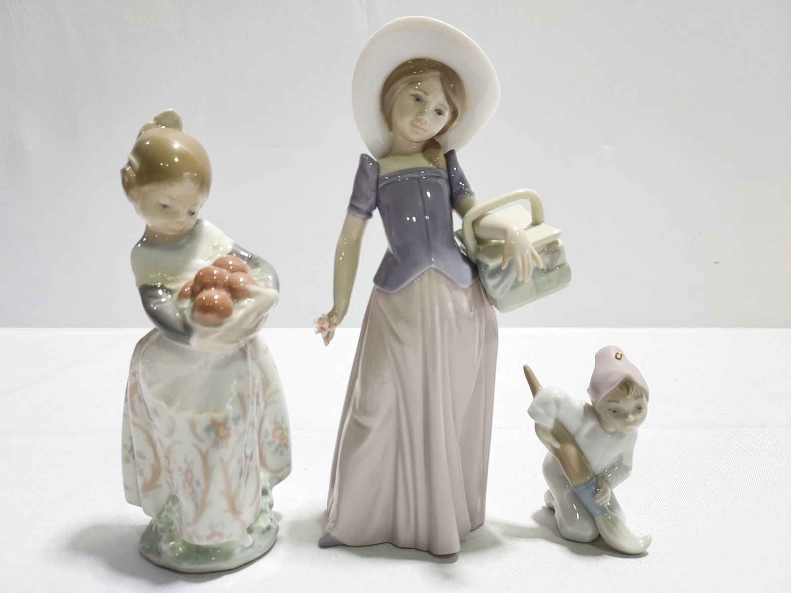THREE LLADRO PORCELAIN FIGURINES