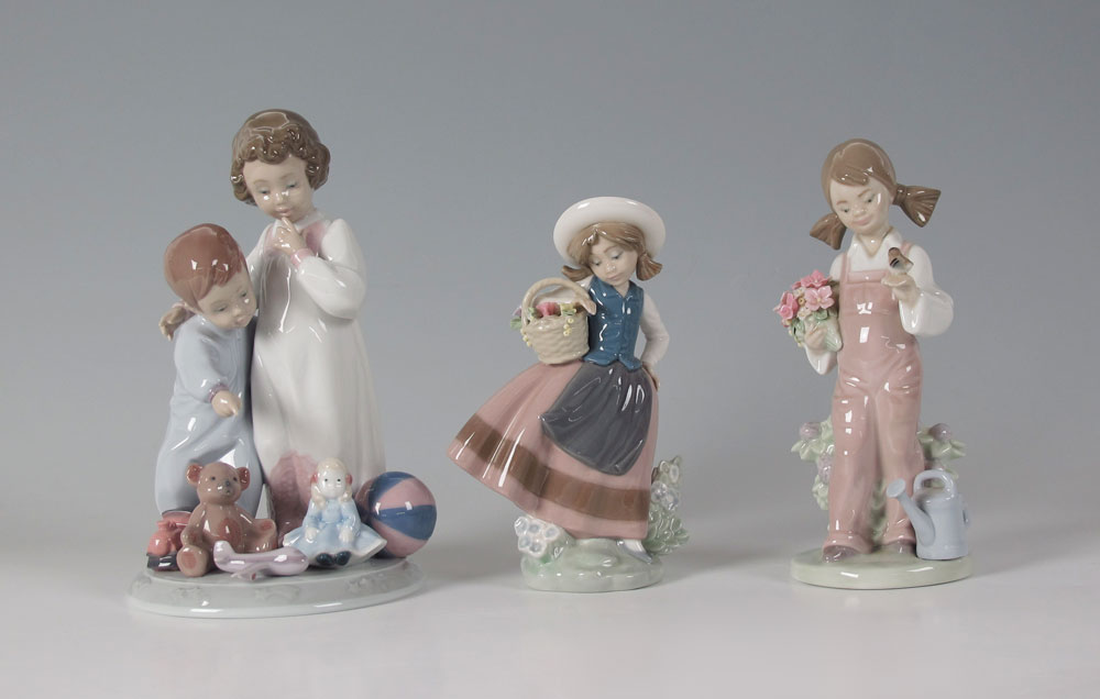 THREE LLADRO PORCELAIN FIGURINES: