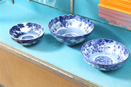 THREE ORIENTAL PORCELAIN BOWLS.
