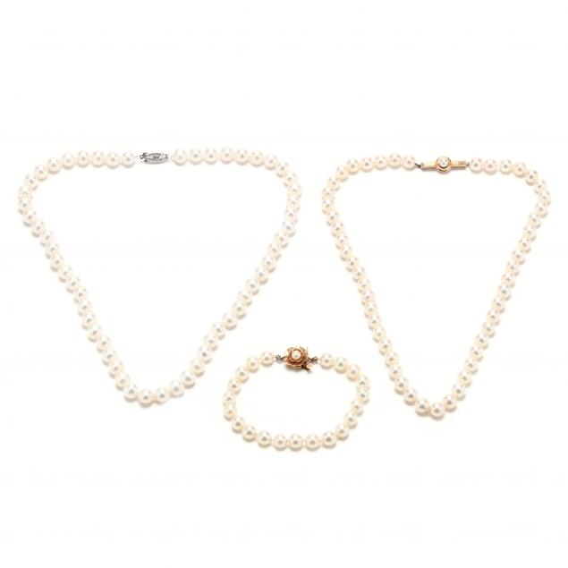 THREE PEARL JEWELRY ITEMS To