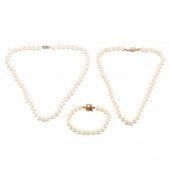 THREE PEARL JEWELRY ITEMS To i