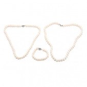 THREE PEARL JEWELRY ITEMS To i