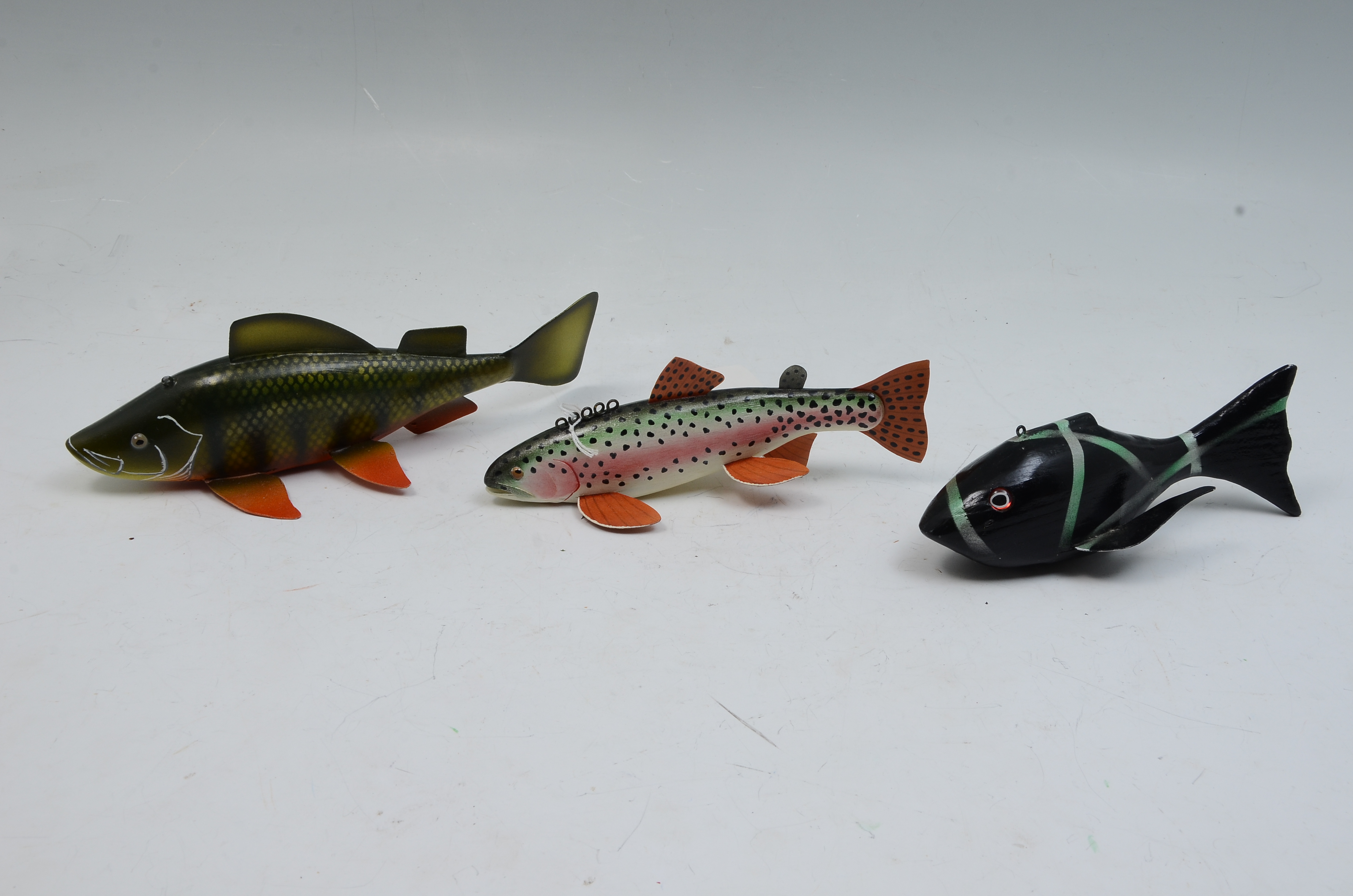 THREE PIECE FISH DECOY LOT: 1)