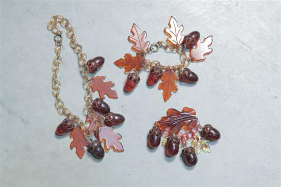 THREE PIECES BAKELITE JEWELRY.