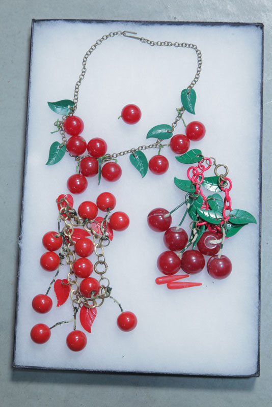 THREE PIECES BAKELITE JEWELRY.