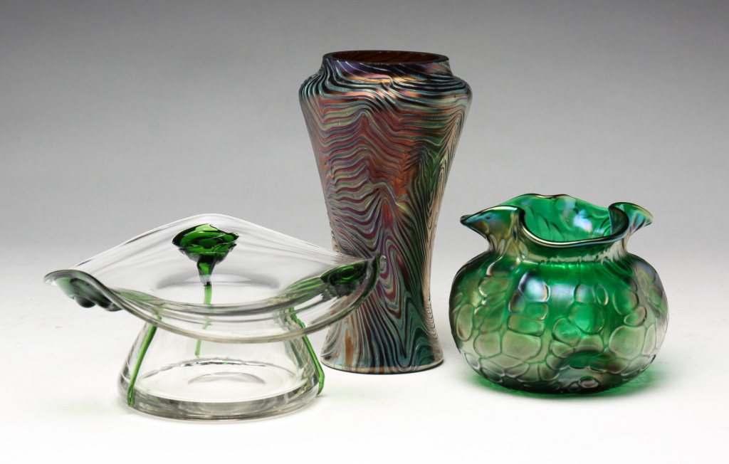 THREE PIECES OF ART GLASS.