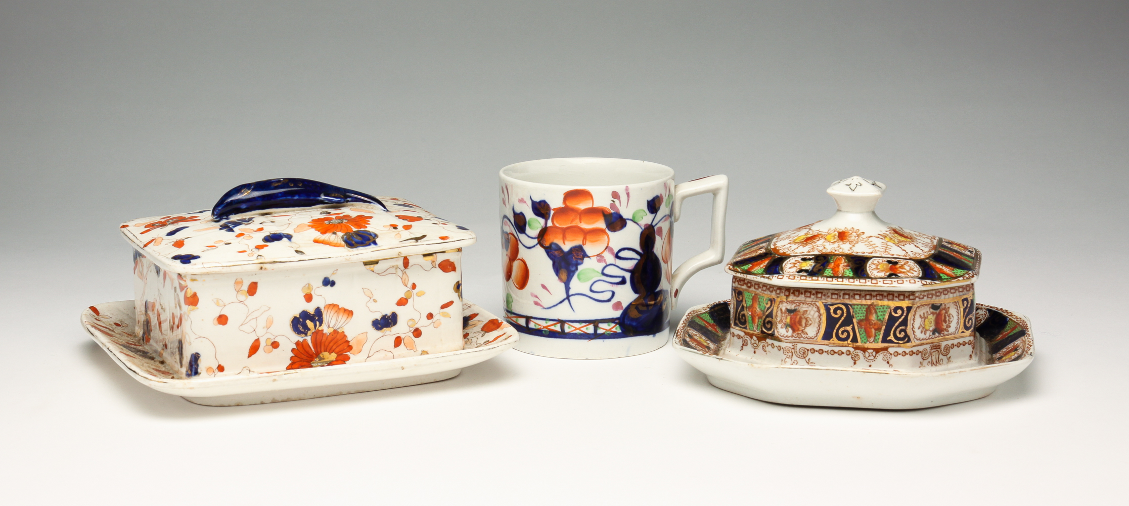 THREE PIECES OF ENGLISH CERAMICS.