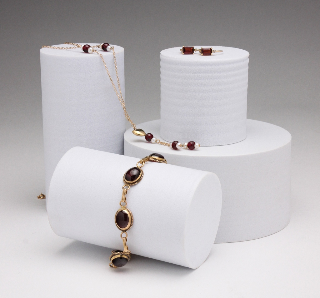 THREE PIECES OF GOLD AND GARNET