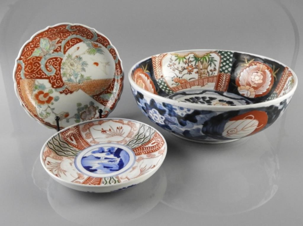 THREE PIECES OF IMARI