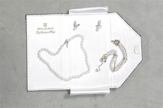 THREE PIECES OF JEWELRY. A 14''