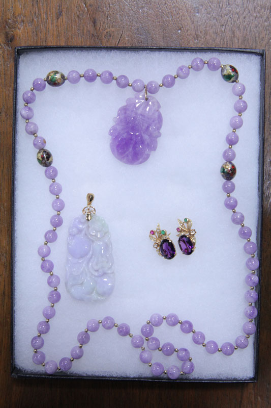 THREE PIECES OF JEWELRY.