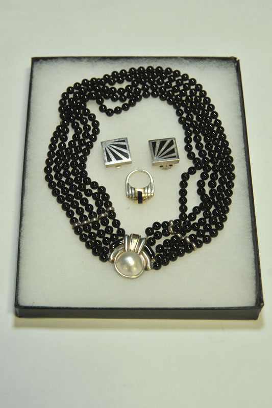 THREE PIECES OF JEWELRY. Necklace