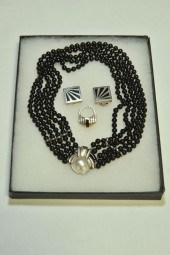 THREE PIECES OF JEWELRY. Neckl