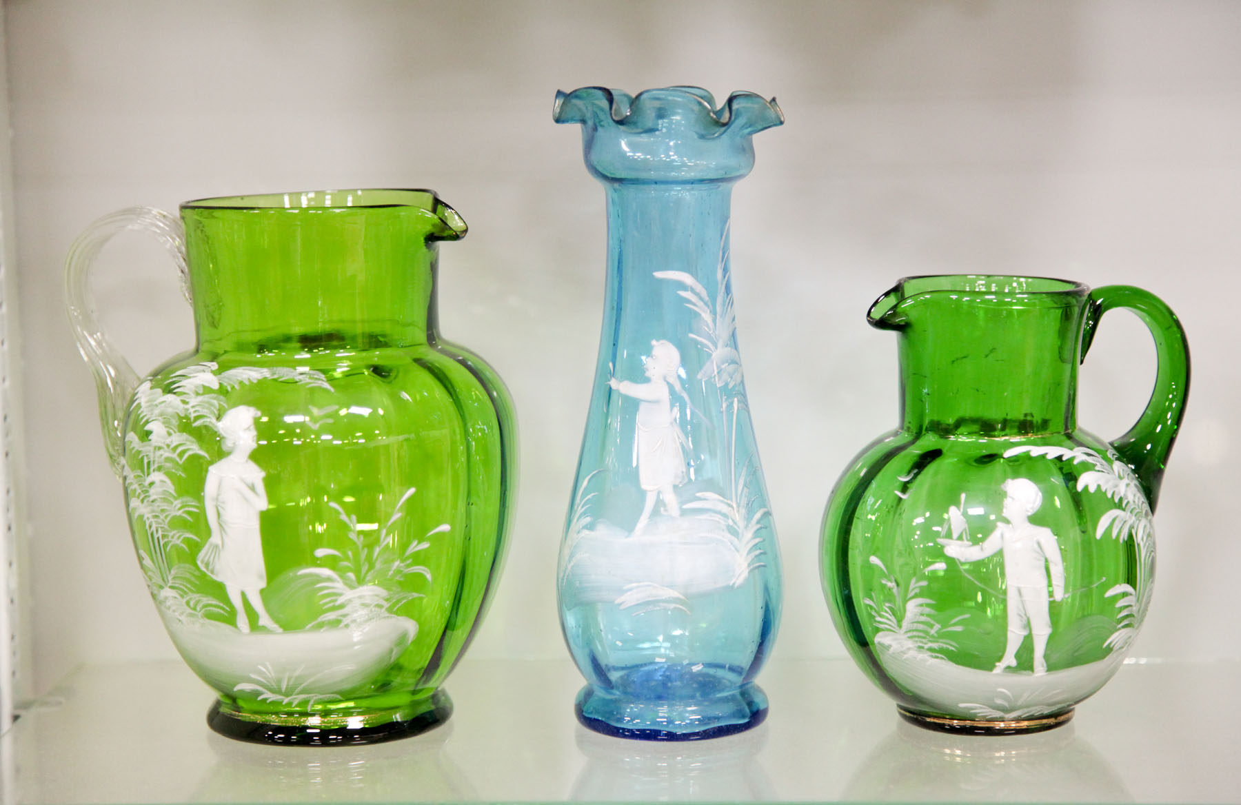 THREE PIECES OF MARY GREGORY GLASS.