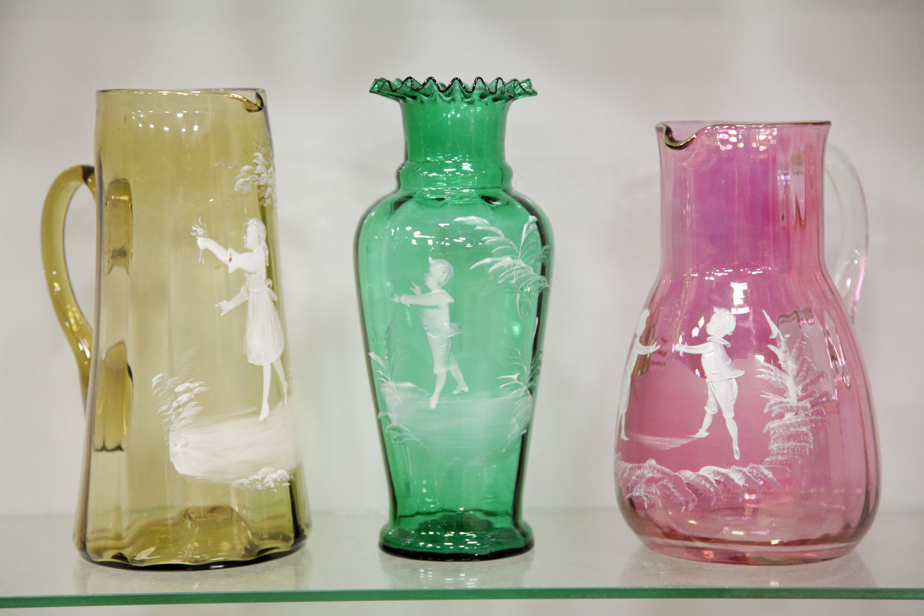 THREE PIECES OF MARY GREGORY GLASS.