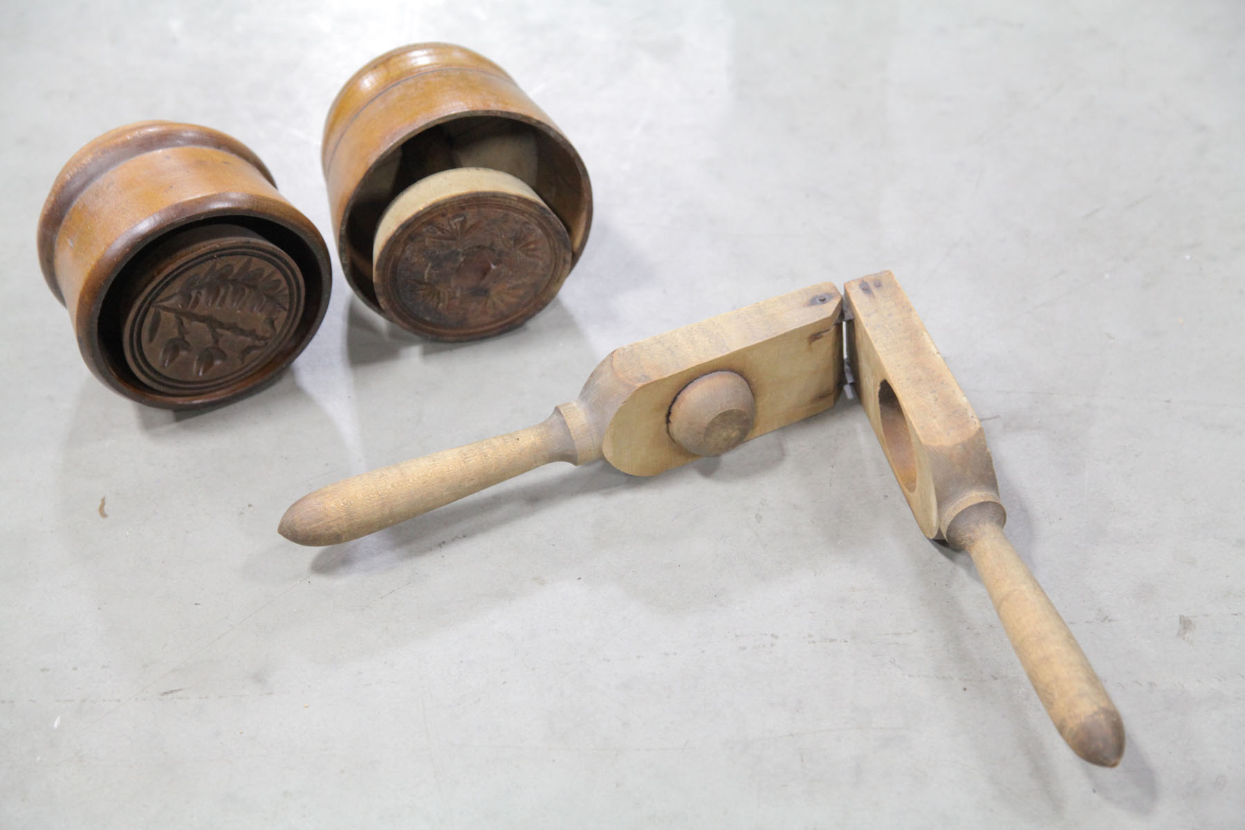 THREE PIECES OF WOODENWARE. 