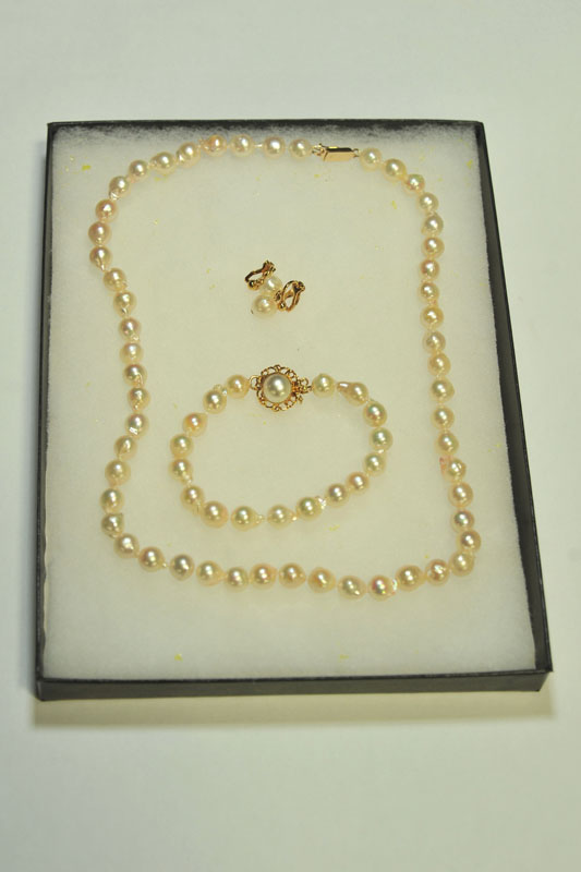 THREE PIECES PEARL JEWELRY. Baroque