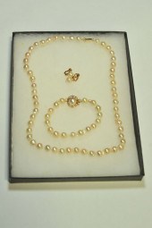 THREE PIECES PEARL JEWELRY. Ba