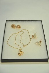 THREE PIECES PEARL JEWELRY. Pa