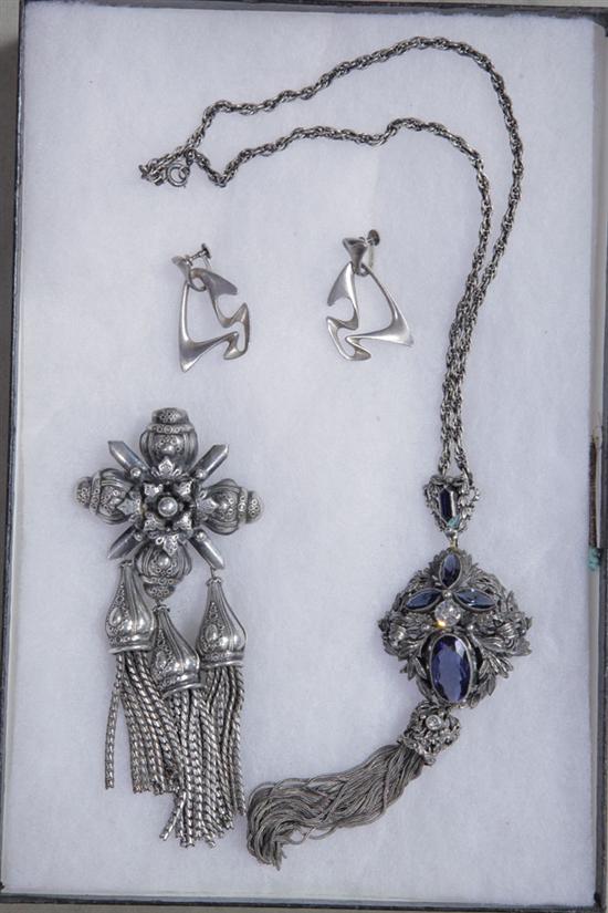 THREE PIECES VINTAGE JEWELRY.