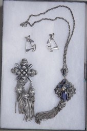 THREE PIECES VINTAGE JEWELRY.