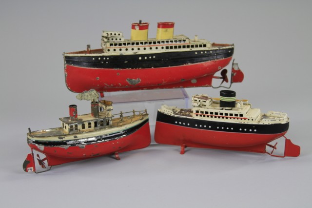 THREE SMALL OCEANLINERS Tin