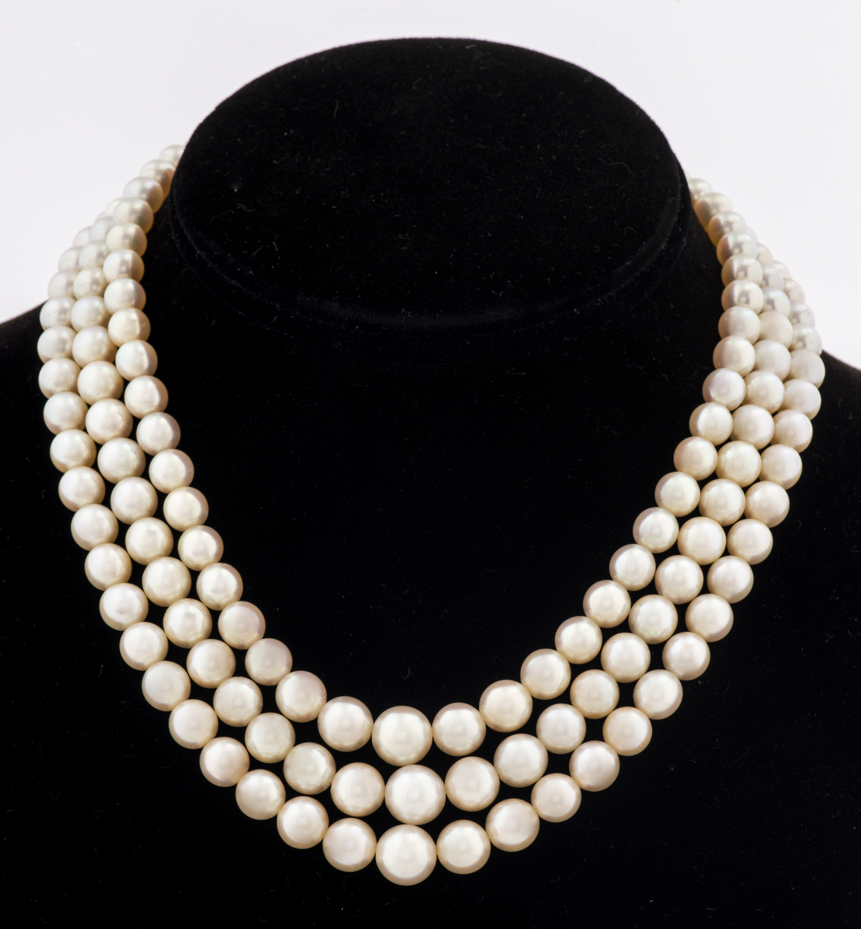 THREE STRAND PEARL CHOKER