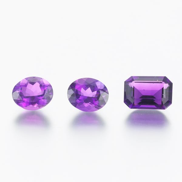 THREE UNMOUNTED 16.88 CARAT TOTAL