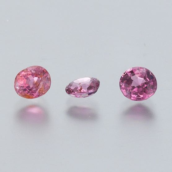THREE UNMOUNTED 3.06 CARAT TOTAL