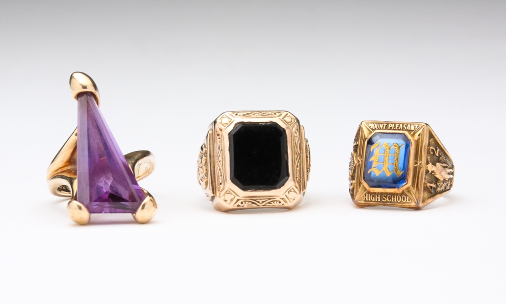 THREE VINTAGE 10K GOLD RINGS.