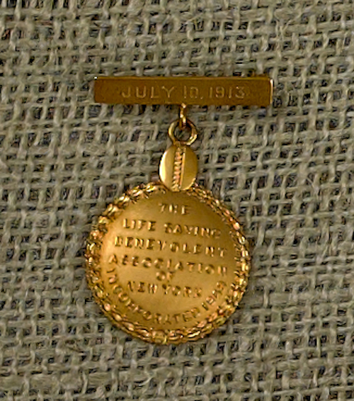 Tiffany & Co. 14K gold medal 10.5