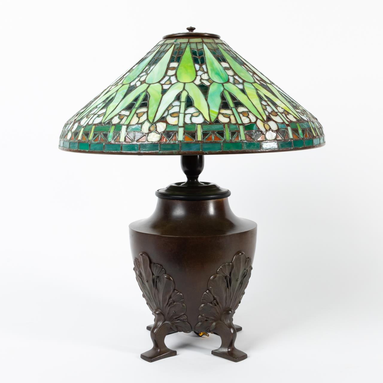 TIFFANY-STYLE "ARROWROOT" LAMP ON