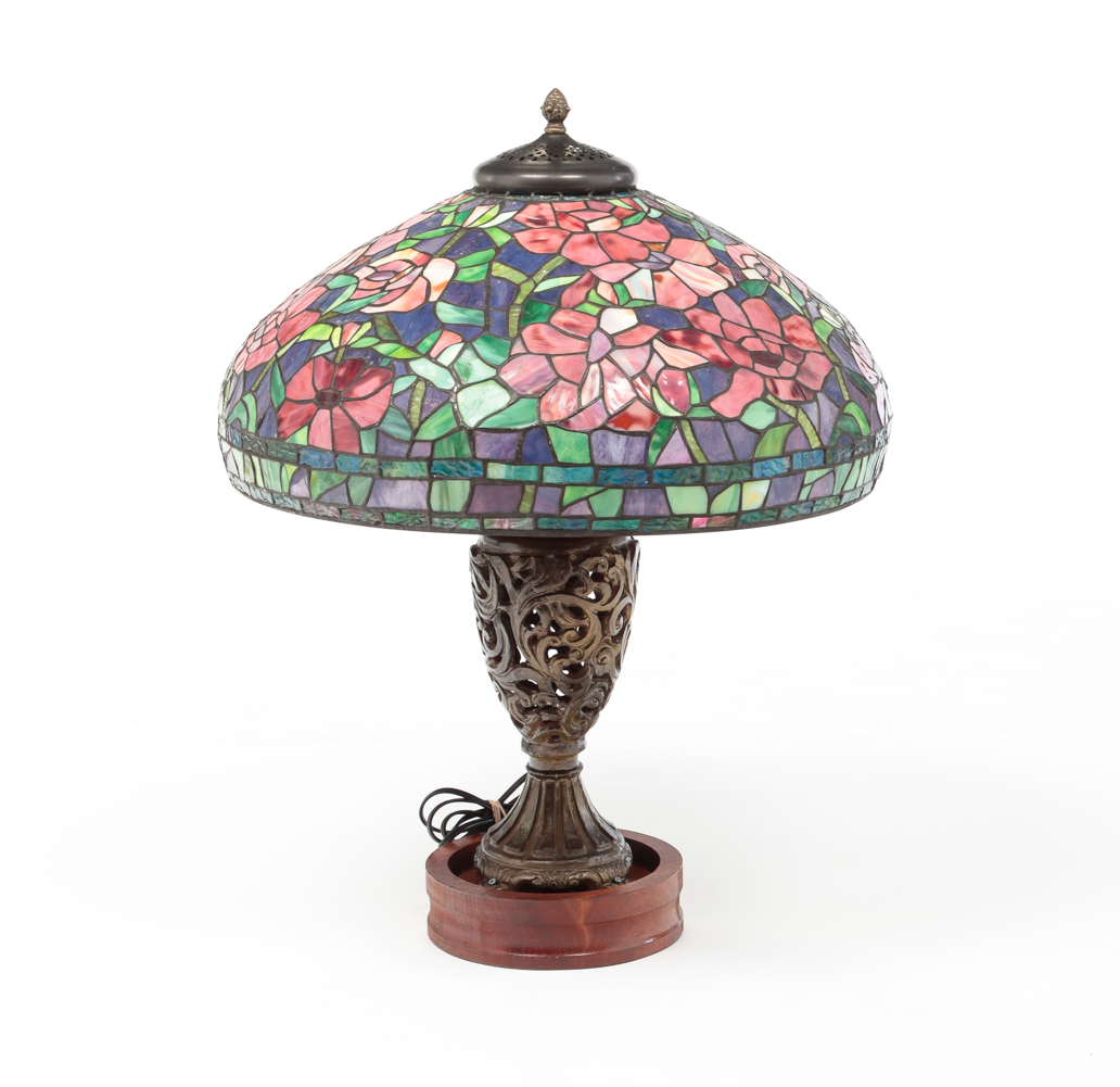 TIFFANY STYLE TABLE LAMP WITH