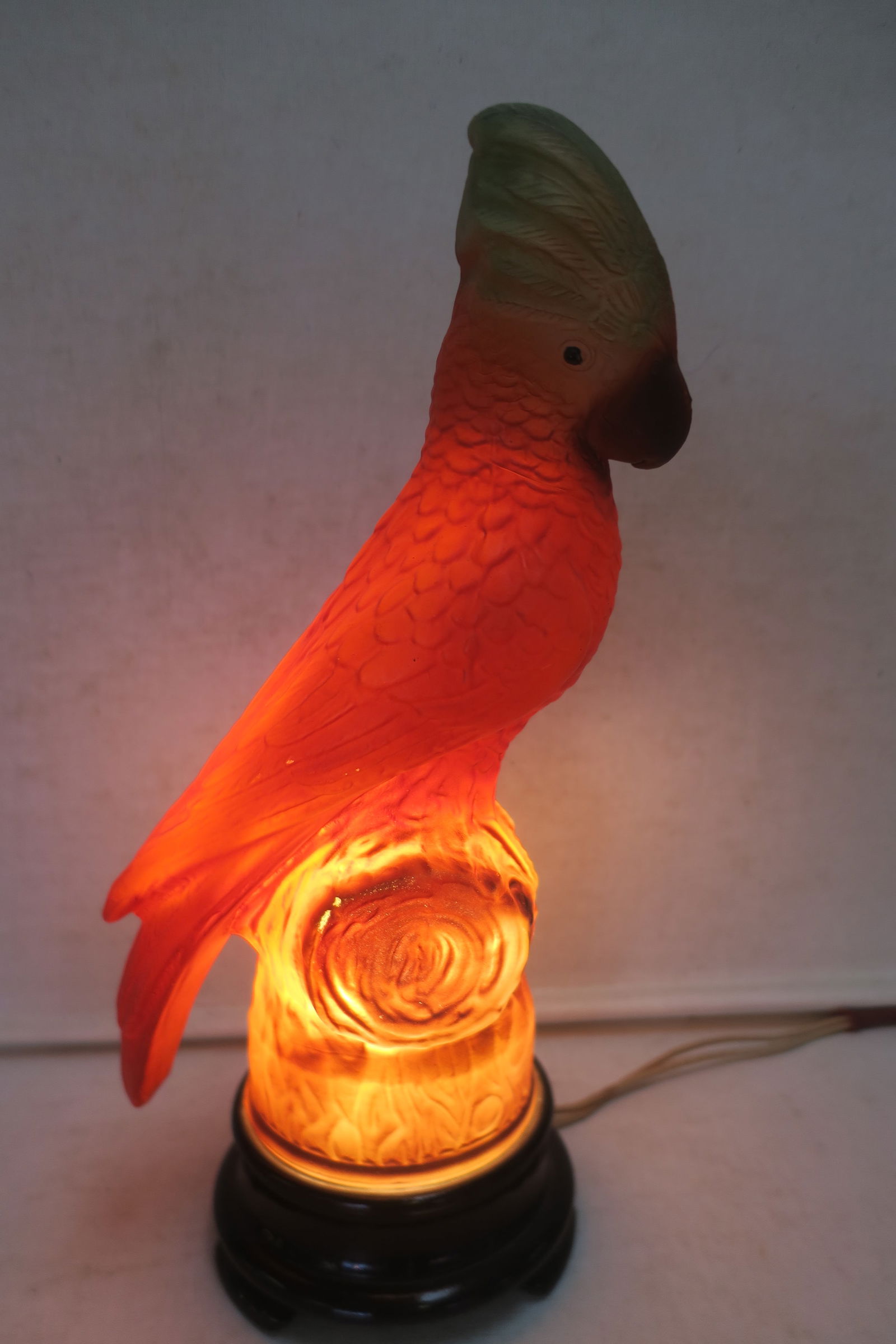 TIFFIN GLASS COCKATOO LAMP ON