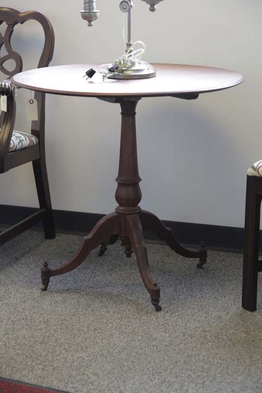 TILT TOP TEA TABLE. Walnut.