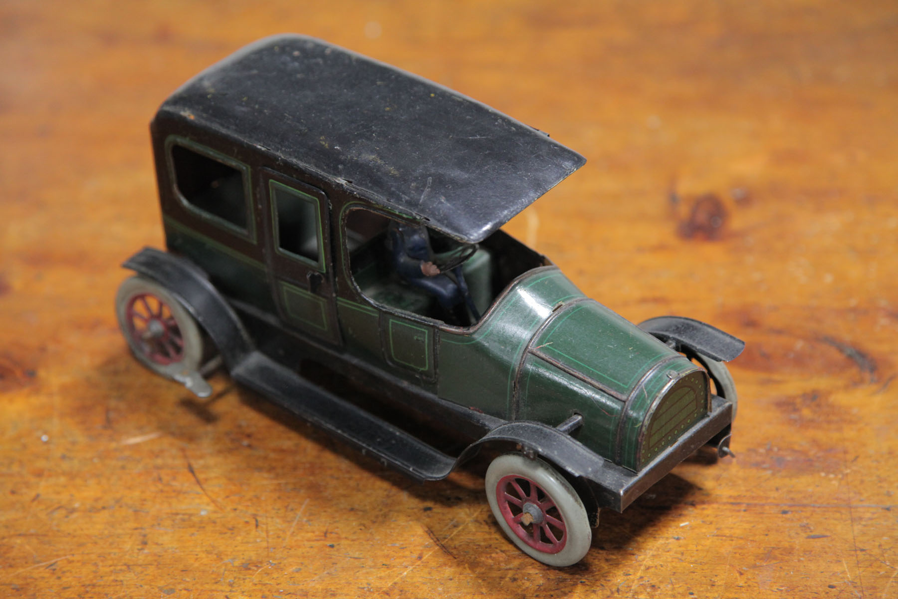 TIN WIND-UP VEHICLE.  Possibly