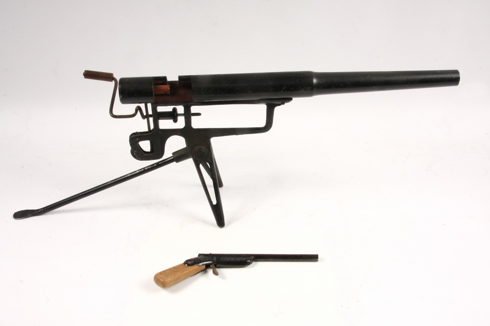 TOY MACHINE GUN & PISTOL - 1920s