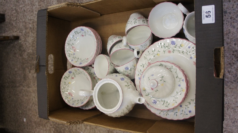 Tray comprising Johnson Bros Summer