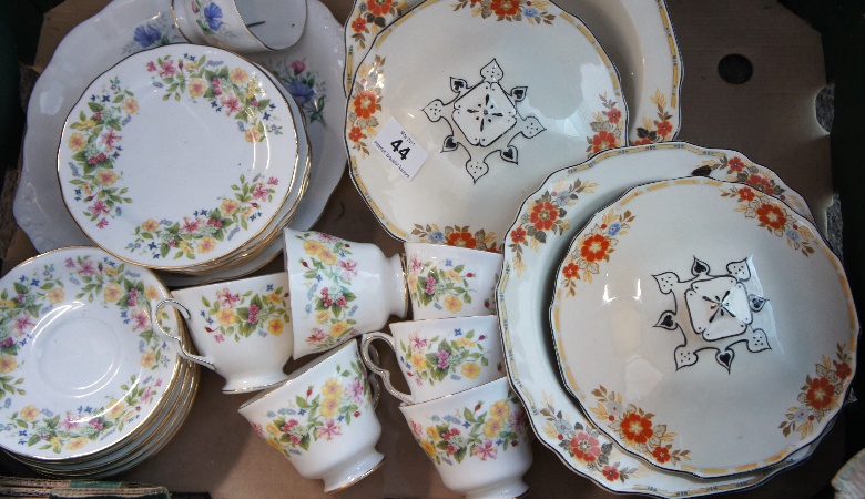 Tray comprising mixed plates