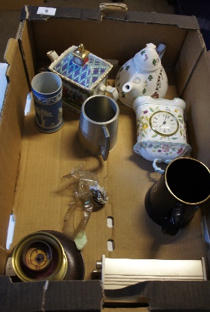 Tray comprising Sadler Teapot
